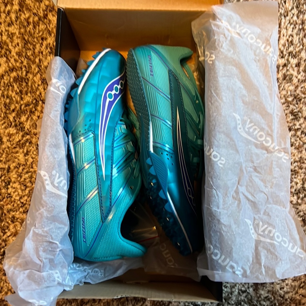 BRAND NEW saucony track spikes